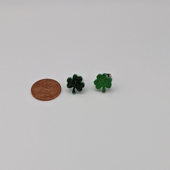 4 leaf clover green acrylic stud earrings - Picture 4 of 8